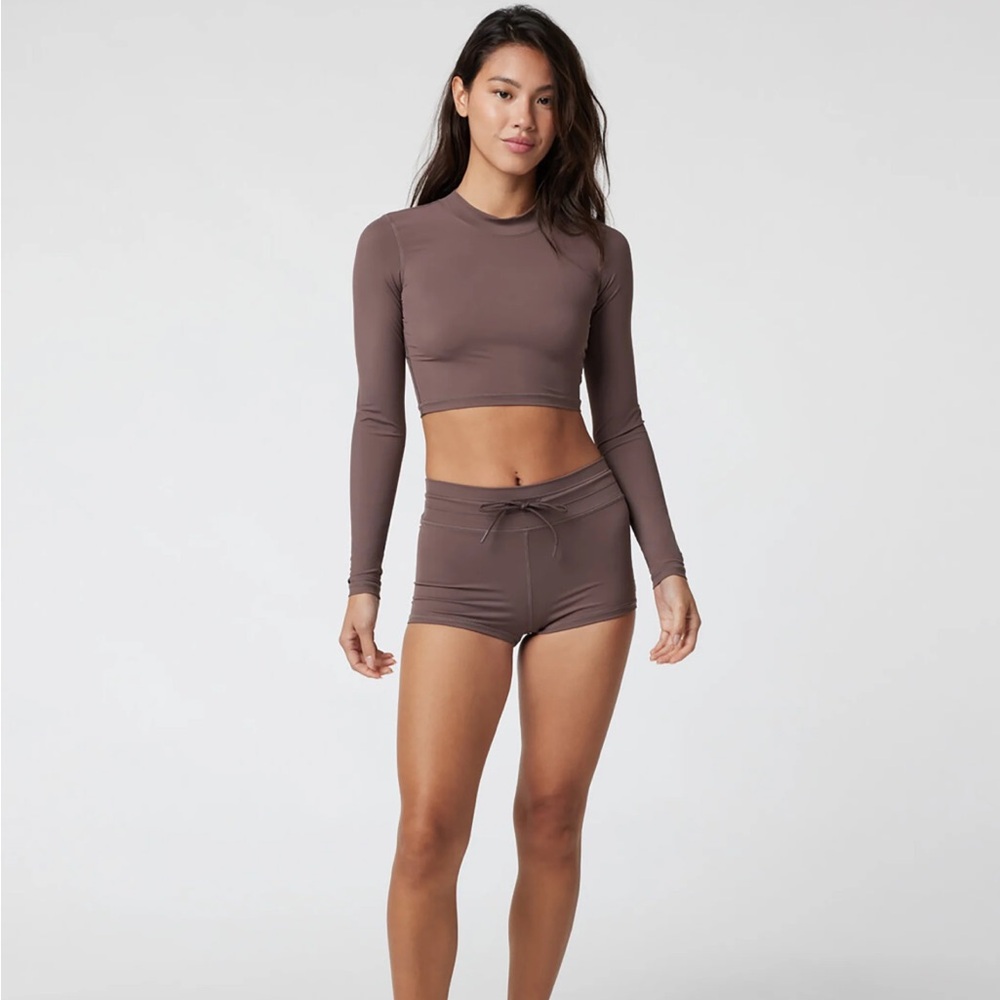 Vuori Dune Crop Long Sleeve in Chocolate size Small